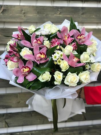 Букет цветов из: Розы и Хризантемы в Чанах