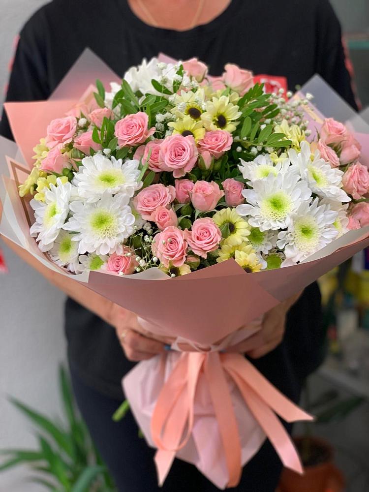 Букет цветов из: Розы и Хризантемы в Чанах