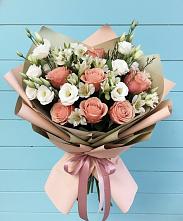 Букет цветов из:  Розы, Альстромерии и Лизиантусы в Чанах