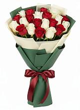 Букет Микс из красных и белых роз в Чанах
