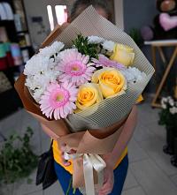 Букет цветов из:  Герберы, Розы и Хризантемы в Чанах