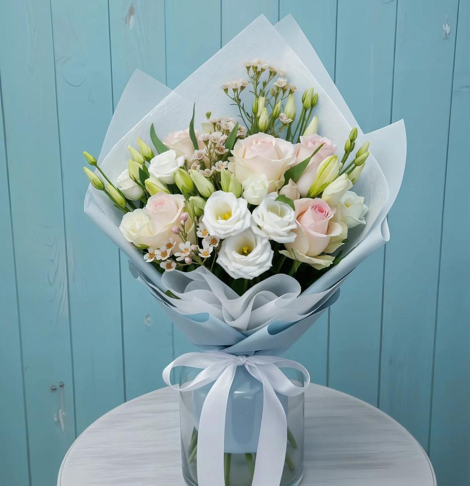 Букет цветов из: Розы и Лизиантусы в Чанах