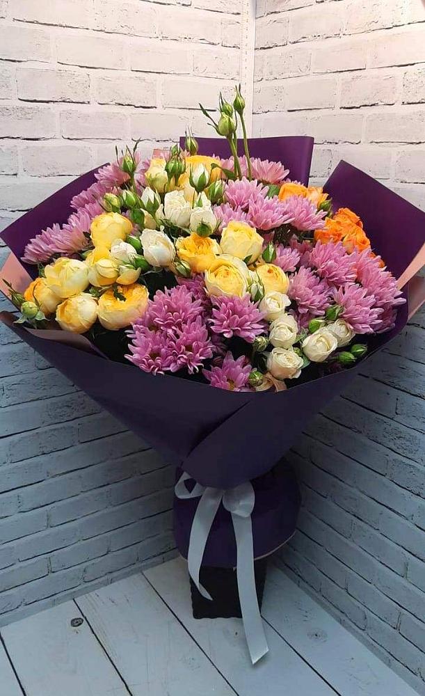 Букет цветов из: Хризантемы и Розы в Чанах