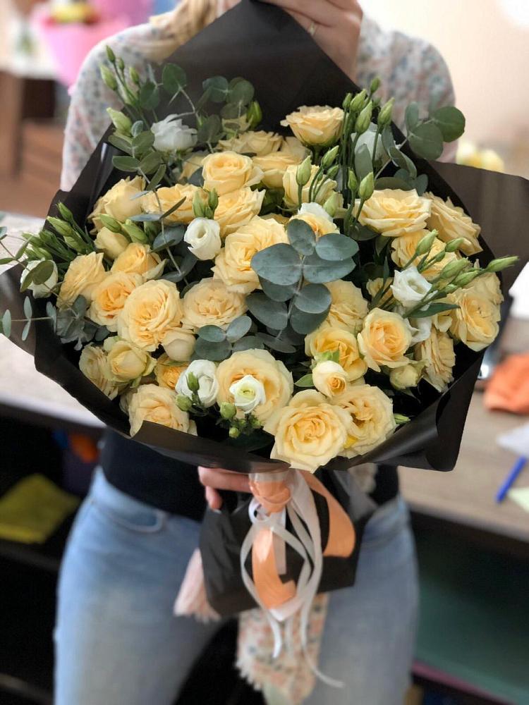 Букет цветов из: Розы и Лизиантусы в Чанах