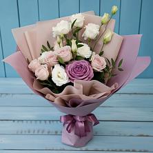 Букет цветов из:  Розы и Лизиантусы в Чанах