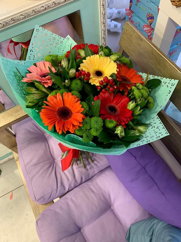 Букет цветов из: Герберы, Хризантемы и Альстромерии в Чанах