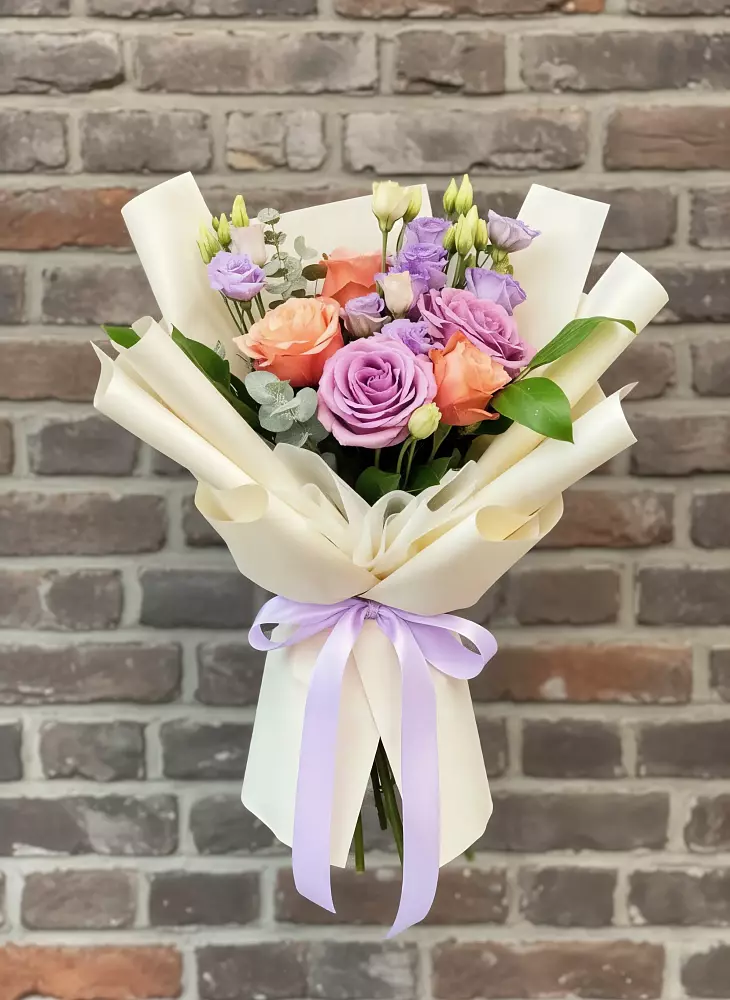 Букет цветов из: Лизиантусы и Розы в Чанах