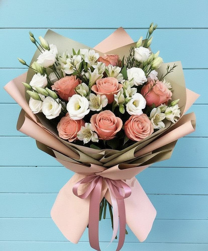 Букет цветов из: Розы, Альстромерии и Лизиантусы в Чанах