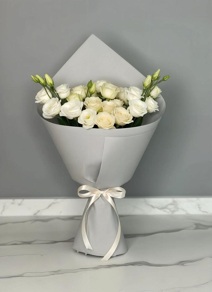 Букет цветов из: Розы и Лизиантусы в Чанах