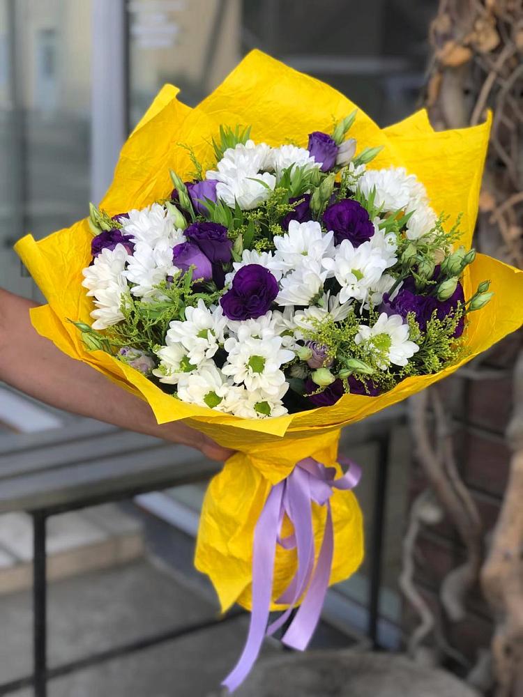 Букет цветов из: Ирисы, Хризантемы и Ромашки в Чанах