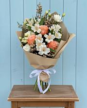 Букет цветов из:  Альстромерии, Лизиантусы, Розы и Хризантемы в Чанах