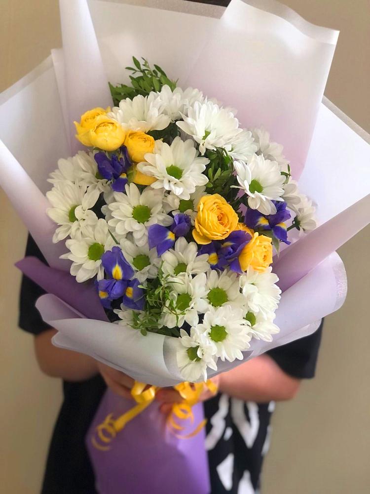 Букет цветов из: Ирисы, Хризантемы и Розы в Чанах