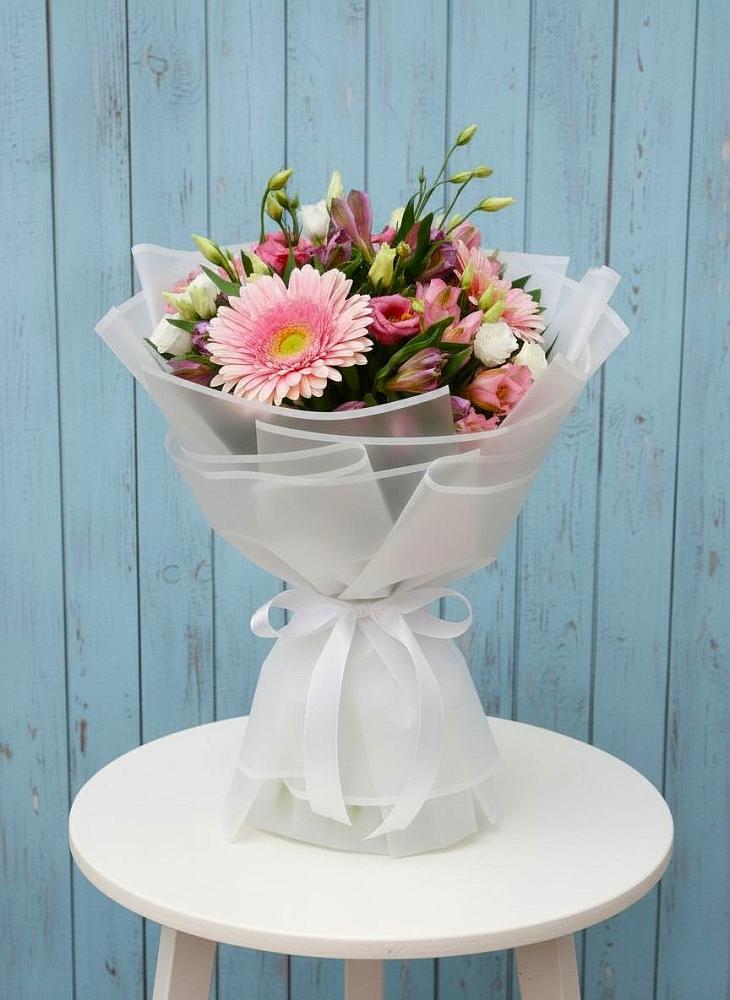 Букет цветов из: Герберы, Альстромерии и Лизиантусы в Чанах