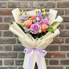 Букет цветов из:  Лизиантусы и Розы в Чанах