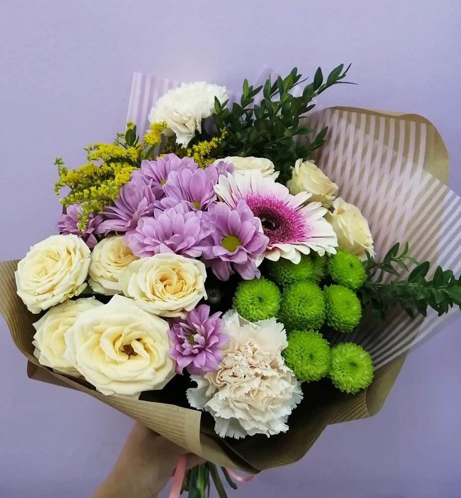 Букет цветов из: Хризантемы, Розы, Гвоздики и Герберы в Чанах