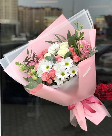 Букет цветов из: Розы, Лизиантусы и Хризантемы в Чанах
