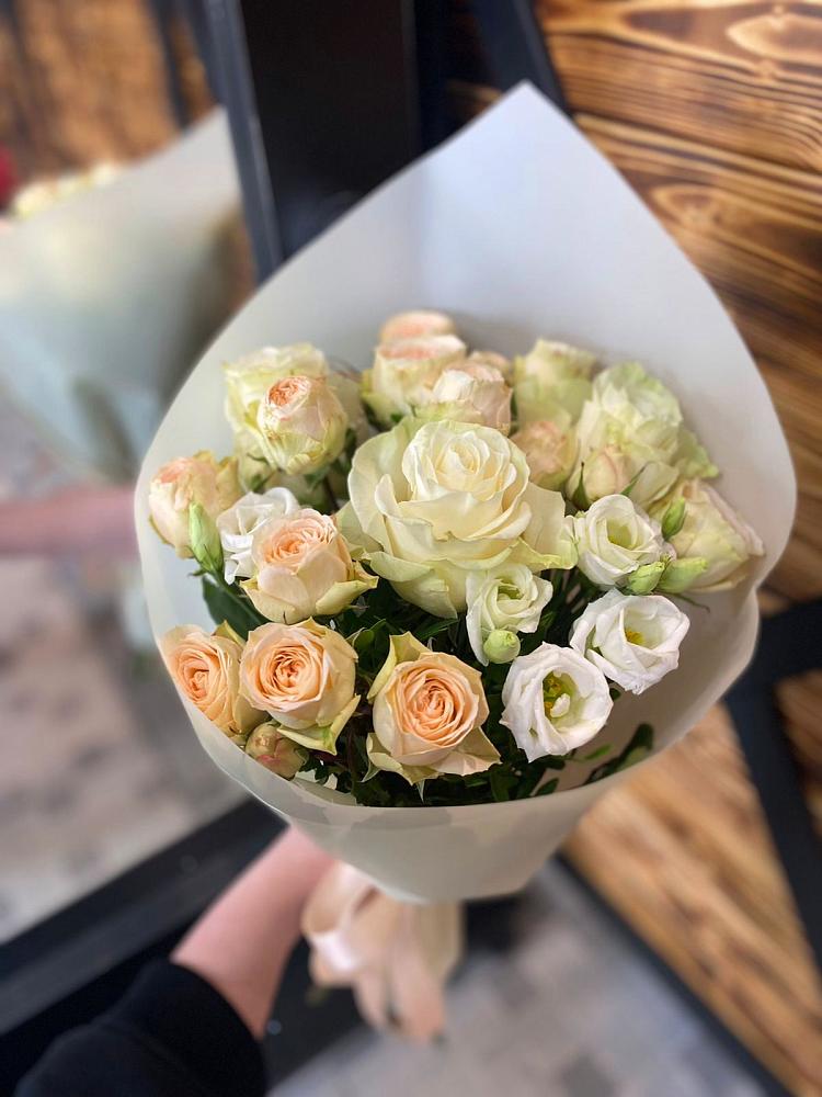 Букет цветов из: Розы и Лизиантусы в Чанах